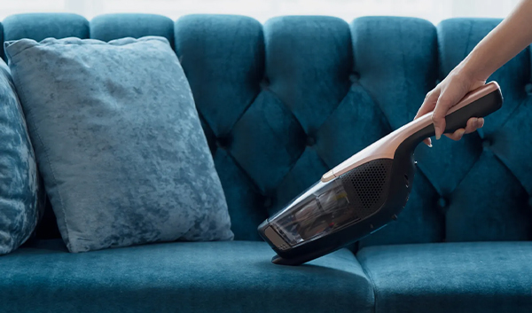 Zadbaj o swój welur: poradnik pielęgnacji i czyszczenia mebli tapicerowanych welurem